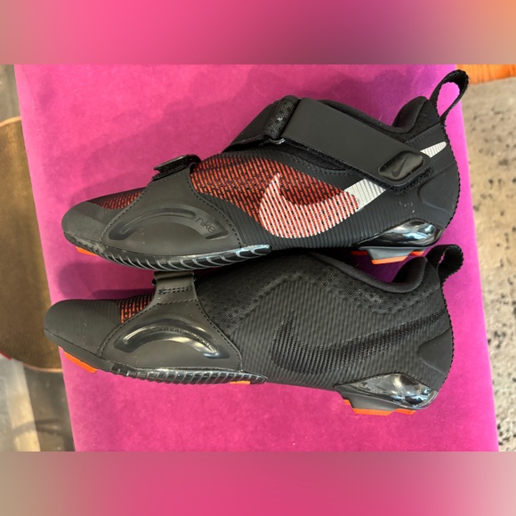 Women’s Nike Spin Shoes, only worn once, size 8.5 - Picture 3 of 6